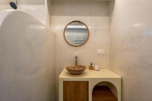 a bathroom with a sink and a mirror at Duplex unique à Duppigheim 20 min de Strasbourg in Duppigheim
