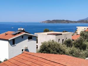 a view of the ocean from the roofs of buildings at GREEN HiLL DEFNE APART in Kas