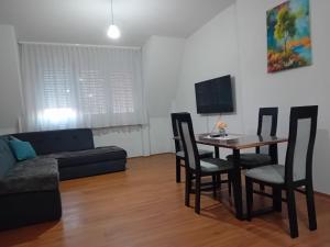 TV a/nebo společenská místnost v ubytování Urban Square