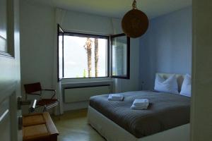 una camera da letto con un letto grande e una finestra di Casa Panorama a Brissago