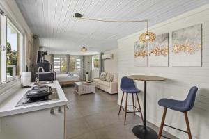 Una cocina y una sala de estar con mesa y sillas. en WLR5 - Studio near Palm Beach - White Lotus Retreat, en Palm-Eagle Beach