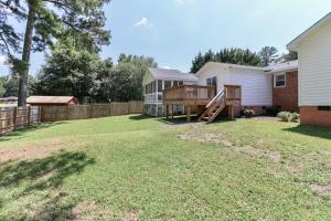 Un patio con una cerca y una casa en Tillery Trail Retreat Mount Gilead, en Mount Gilead