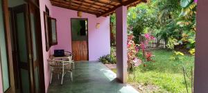パウメイラスにあるCasa Amorの庭に通じる道のあるピンクの家 +12枚の写真