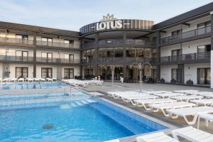 Bazén v ubytování Lotus & Spa nebo v jeho okolí