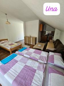 Omar & Una Apartmani客房内的一张或多张床位
