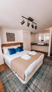 Giường trong phòng chung tại Cardal Luxury by SpotOn Apartments +24 ảnh