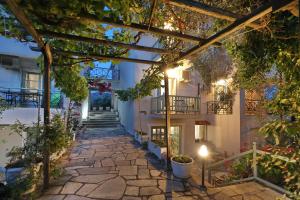 een binnenplaats van een huis met een stenen loopbrug bij Pansion Prodromina in Skopelos Town