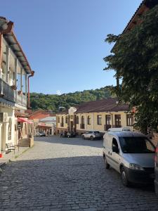 Cảnh núi rừng hoặc tầm nhìn ra núi từ căn hộ