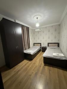 Giường trong phòng chung tại taso and kato