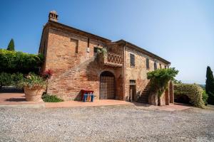 un vecchio edificio in mattoni con una scala di fronte di LE CANNUCCE - Il Castagneto Country retreat a Pozzuolo