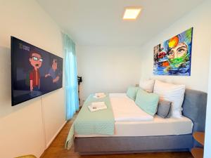 a bedroom with a bed with a painting on the wall at Gemütliches Apartment nähe HBF-City--Lift in Hannover
