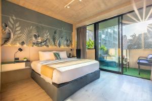 布宜诺斯艾利斯Deluxe Apartments in Palermo - by BueRentals的一间带床和大窗户的卧室