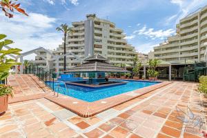 Bazén v ubytování Benal Beach deluxe apartment with panoramic sea views nebo v jeho okolí