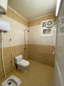 a bathroom with a toilet and a shower in it at شقق ترخيص ضيافة خاصة في الدور الأول لايوجد مصعد in Khamis Mushayt +39 photos