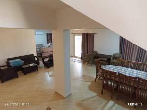 Χώρος καθιστικού στο Villa Rosana Northcoast