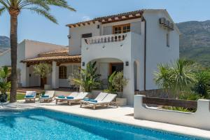 The swimming pool at or close to Villa Enri Villa y Casita con Piscina y Jacuzzi