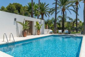 The swimming pool at or close to Villa Enri Villa y Casita con Piscina y Jacuzzi