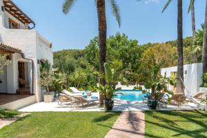 The swimming pool at or close to Villa Enri Villa y Casita con Piscina y Jacuzzi