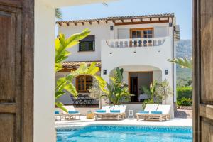 The swimming pool at or close to Villa Enri Villa y Casita con Piscina y Jacuzzi