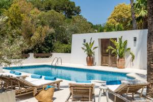 The swimming pool at or close to Villa Enri Villa y Casita con Piscina y Jacuzzi