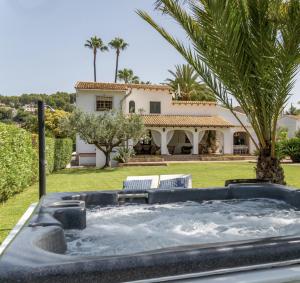 A garden outside Villa Enri Villa y Casita con Piscina y Jacuzzi