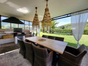 A kitchen or kitchenette at Villa Enri Villa y Casita con Piscina y Jacuzzi