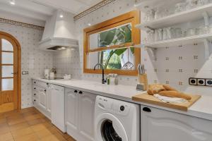 A kitchen or kitchenette at Villa Enri Villa y Casita con Piscina y Jacuzzi