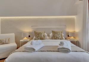 A bed or beds in a room at Villa Enri Villa y Casita con Piscina y Jacuzzi
