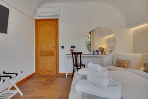 A seating area at Villa Enri Villa y Casita con Piscina y Jacuzzi