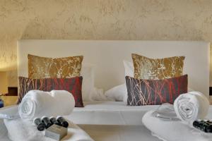 A bed or beds in a room at Villa Enri Villa y Casita con Piscina y Jacuzzi