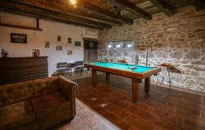 Τραπέζι μπιλιάρδου στο Cozy Home In Gornje Rastane With Sauna +38 φωτογραφίες