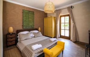 Ένα ή περισσότερα κρεβάτια σε δωμάτιο στο Cozy Home In Gornje Rastane With Sauna