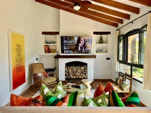 A television and/or entertainment centre at Villa Enri Villa y Casita con Piscina y Jacuzzi