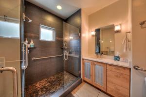 Un baño con ducha con puerta de cristal en Downtown - Casa Moab 1 - Outdoor Sauna, en Moab 41 fotos más