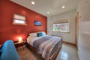 Un dormitorio con una cama y un sofá azul. en Downtown - Casa Moab 1 - Outdoor Sauna, en Moab