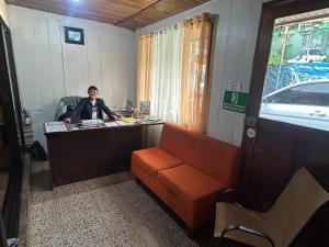 TV a/nebo společenská místnost v ubytování Monteverde Monkey Hostel