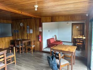 TV a/nebo společenská místnost v ubytování Monteverde Monkey Hostel