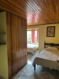 Postel nebo postele na pokoji v ubytování Monteverde Monkey Hostel