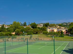 Tenis alebo squash v ubytovaní VILLA avec piscine WIFI parking (Villeneuve Loubet) alebo jeho okolí