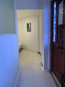 莱瓦镇hospedaje a tres cuadras de la plaza的一条空的走廊,有门,铺着瓷砖地板