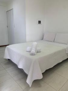 莱瓦镇hospedaje a tres cuadras de la plaza的白色的床,上面有毛巾