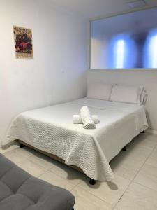 莱瓦镇hospedaje a tres cuadras de la plaza的客房内的一张带两个枕头的白色床