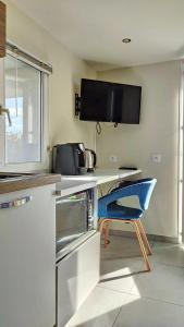 Dapur atau dapur kecil di Quiet Studio with Private Parking