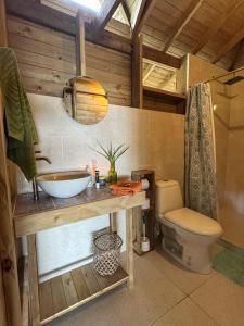 een badkamer met een wastafel en een toilet bij Madre Selva Eco Lodge in Nuquí