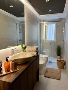 ein Badezimmer mit Waschbecken, Toilette und Badewanne in der Unterkunft Recién reformado! Oasis de lujo con vistas panoramicas in Águilas