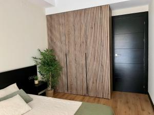 a bedroom with a large wooden closet with a door at Apartamento moderno centro Aguilas 150m playa in Águilas