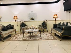 a living room with couches and a table at شقق ترخيص ضيافة خاصة في الدور الأول لايوجد مصعد in Khamis Mushayt