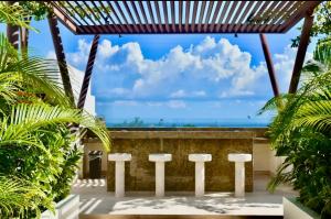 普拉亚卡门Departamento con Jacuzzi en Playa del Carmen的以及海景阳台。