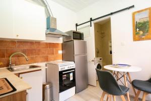 Η κουζίνα ή μικρή κουζίνα στο Chrysa s house +12 φωτογραφίες