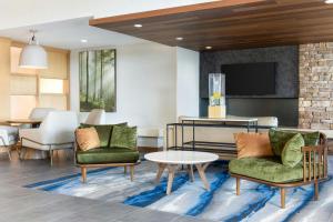 TV a/nebo společenská místnost v ubytování Fairfield by Marriott Inn & Suites Spokane Airport